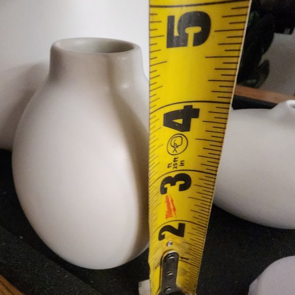 A pair of white ceramic bud vases - Picture 4 of 8